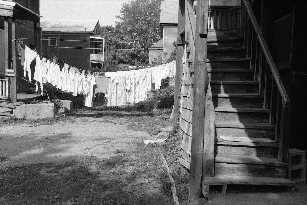 Dawoud Bey, “Clothes Drying on the Line, Syracuse, NY,” 1985; courtesy the artist and Sean Kelly Gallery, Stephen Daiter Gallery, and Rena Bransten Gallery; © Dawoud Bey 